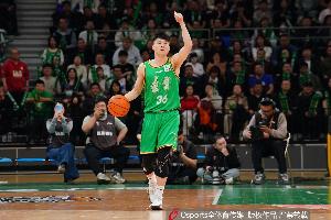 拼劲儿值得鼓励！鄢手骐11中6&三分6中3拿15分4助3断 末节犯满