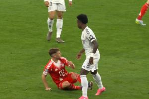 不太冷静！维尼修斯先绊倒基米希又将后者推倒，被裁判口头警告