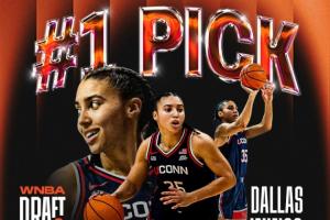 与女友佩奇重聚~WNBA选秀：达拉斯飞翼用状元签选中阿齐·福德