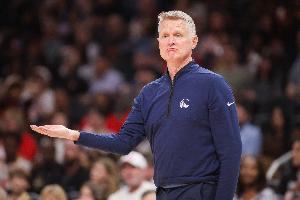 不跟你们闹了啊~ 科尔今天仅用了8人轮换 最矮的是库里