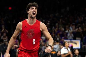 关键上篮！丁彦雨航：阿夫迪亚的突破很有特点 不管怎样都能进去