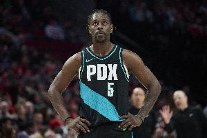 斯普利特：霍勒迪为更衣室奠定了基调 年轻球员总在向他取经