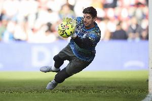 记者：库尔图瓦本想去慕尼黑为球队加油，但他仍需进行康复训练