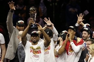 恩怨！小卡季后赛3战勇士 手刃初代水花 被渣渣垫脚 掀翻勇士王朝