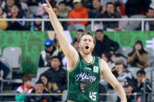 难阻失利！马内克15中9贡献25分11板 三分11中7