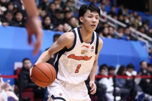 媒体人：若非伤病困扰徐杰本该是今年MVP 宏远赛季内操作失误太多