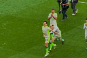 羞涩小胡！胡桑诺夫赛后不好意思接受掌声，哈兰德把他推到看台前