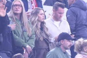 见证拜仁晋级！诺伊尔怀孕的妻子安妮卡来到安联球场观战