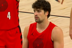 2+0+0！阿夫迪亚打进造狄龙犯规+技犯 但已经连续四罚不中