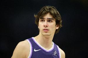 场均12.5分7.5板！42号秀雷诺：我拿薪水打球很感激能打NBA