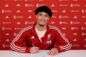 利物浦官方：18岁埃斯戴尔签下首份职业合同，可胜任右后卫和中卫