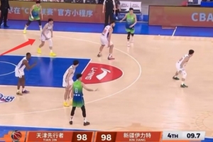 啥情况？新疆打平最后一防送无脑罚球 齐麟疑似喊队友主动犯规