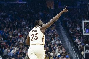 解说：今晚的追梦 一米九八一座山 标准的球盲鉴定器