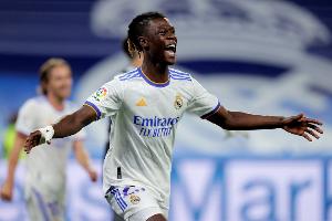 泄愤踢球+拒还球权！卡马文加连续2年在欧冠八强战累计两黄被罚下