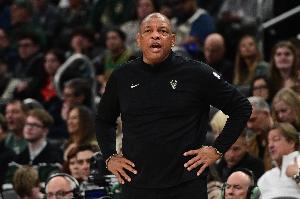 阿里纳斯：里弗斯接手30胜13负的雄鹿不明智 他敢接手勇气可嘉