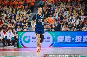 活力十足！奎因多次反击暴扣 全场23中11贡献26分8板4助3断