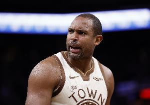 科尔：霍福德末节反弹是竞技场最难做到的事之一 他表现堪称完美