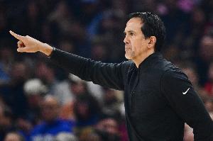 斯波谈阿德巴约受伤：三球本应该被驱逐 裁判本应该看到这一幕