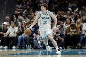 【菜鸟】克尼佩尔生死战失准12中2仅得6分5板 卡尔克布伦纳6分5板