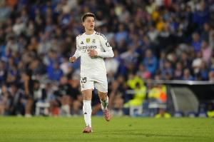 星月弯刀，居莱尔成为第4位在欧冠1/4决赛进球的土耳其球员