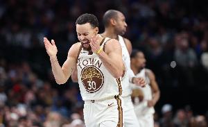 永远别低估一颗冠军的心！勇士末节一度落后13分 最终完成大逆转