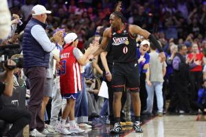 基石！马克西出战42分24秒 25中11砍全队最高31分另2板6助1断1帽