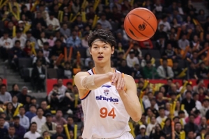 轻轻松松！王哲林6中4拿到12分7板2助1断 正负值+21