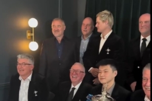 无比荣耀！赵心童手捧世锦赛冠军奖杯，与众多世界冠军合影留念