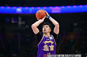 两双到手！邹雨宸17分钟9中6贡献17分11板 其中9前场板