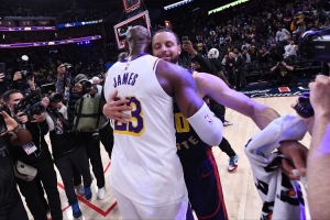 记者谈勇士未来：追字母 追小卡等易受伤球星 追詹姆斯 交易库里