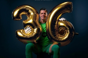 巴萨官方晒海报，祝贺什琴斯尼36岁生日