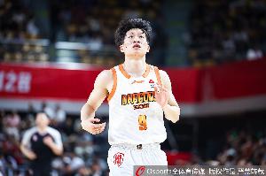 立大功！肖恺新高出场33分钟拿10分9助0失误 关键时刻连送妙传