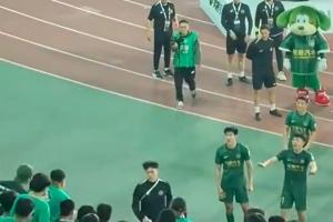 浙江球员赛后与球迷发生争执？现场球迷解释：这是一场多方误会