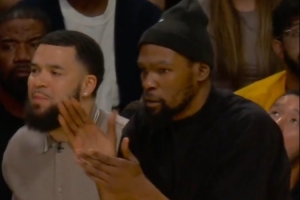 兄弟们冲！杜兰特和范弗里特化身啦啦队 在场边加油鼓劲