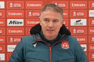 雷克瑟姆主帅谈冲超：不会将附加赛名额拱手让人，要保持这种势头