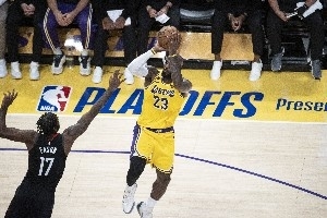 詹姆斯不再是无所不能的超级巨星 却用高球商打出了最极致的篮球