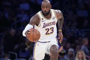 Skip：詹姆斯在湖人的近14场季后赛输了12场 并且多次在末节拉跨