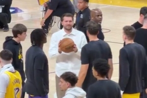 身穿白衬的东契奇在暂停时向队友要球拍一拍 ESPN：他想打球