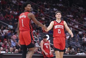 阿门：我们的比赛节奏太慢了 打快节奏对我和谢泼德比较有利