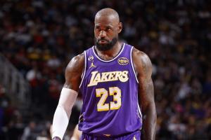 半场助攻上双！詹姆斯10次助攻追平生涯季后赛半场纪录