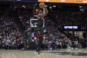 高薪挖角白忙活？电风扇战旧主湖人被DNP 去年季后赛场均34分钟