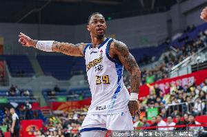 没手感！雷琼·塔克半场6投仅1中拿到3分5助 三分3中0