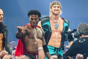 炸裂！顶流网红甲亢哥参加WWE 惊天一跳砸穿解说台