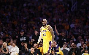 乔·约翰逊：詹姆斯先带动队友再自己接管 这是湖人赢球原因