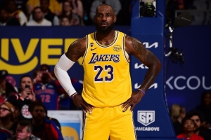 杨健：火箭对詹姆斯没有丝毫消耗 这很可怕 进攻提升绝非一朝一夕