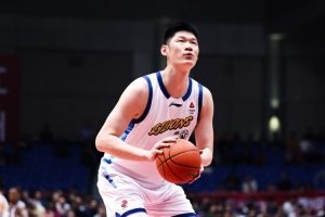 常规赛前40轮累计贡献值得分排名：胡金秋贺希宁李弘权前三