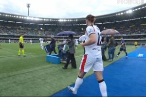 下半场雨战？米兰客场挑战维罗纳半场休息阶段，下起了大雨