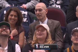 裁判的底气？总裁亚当·肖华现身骑士主场观战