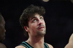 幸无大碍！阿夫迪亚上篮落地时被文班压到 缓了缓接着打