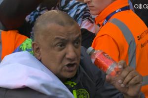 Bottle了？！转播镜头又拍到曼城球迷“水瓶哥”，他又拿起了瓶子